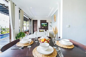 Deluxe Villa, Garden View | In-room dining