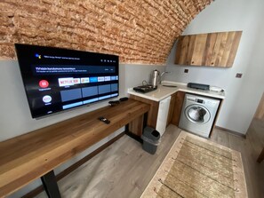 Minikøleskab, kogeplade, køkkentøj/tallerkener/redskaber