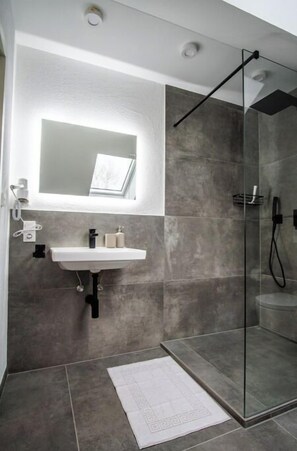 Douche, sèche-cheveux, serviettes fournies, savon