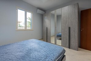 4 bedrooms, iron/ironing board, WiFi, bed sheets