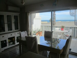 Dining - Beautiful 2-bedroom seafront apartment (SAINT-CYPRIEN)