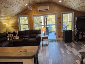 Smart TV, video games - Fayetteville, WV & Summersville, WV Proximity new built cabin w firepit & hottub (Nallen)