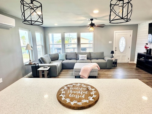 Charming 2-bedroom house in Rockport with AC, WiFi. Enjoy your stay