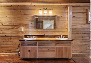 Douche, sĂšche-cheveux, bidet, serviettes fournies