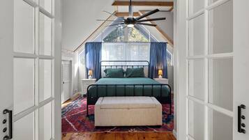 4 bedrooms, iron/ironing board, WiFi, bed sheets