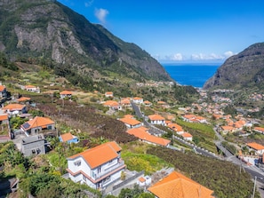 A coastal village with terraced houses and a clear view of the sea. - Landure Penthouse by Homie (São Vicente)