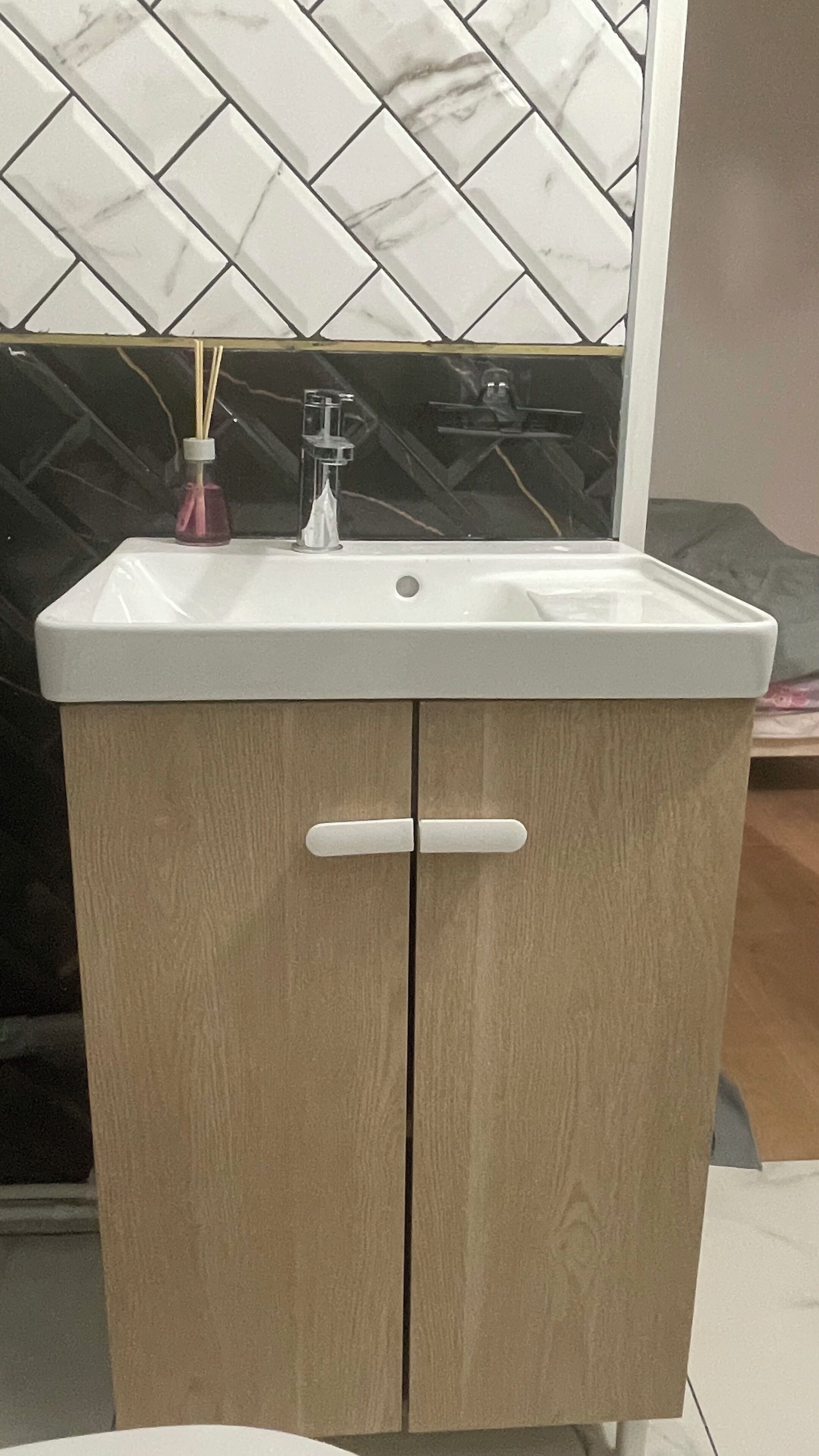 Een haardroger, handdoeken, zeep, shampoo