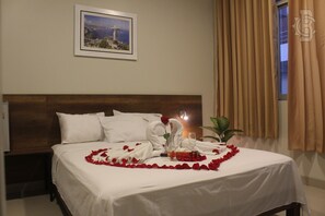 Romantic Room | Desk, laptop workspace, free WiFi
