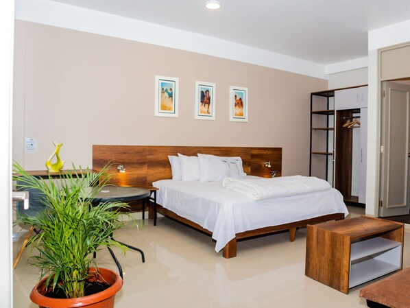 Quarto conforto | Escrivaninha, espaço de trabalho para notebook, Wi-Fi de cortesia