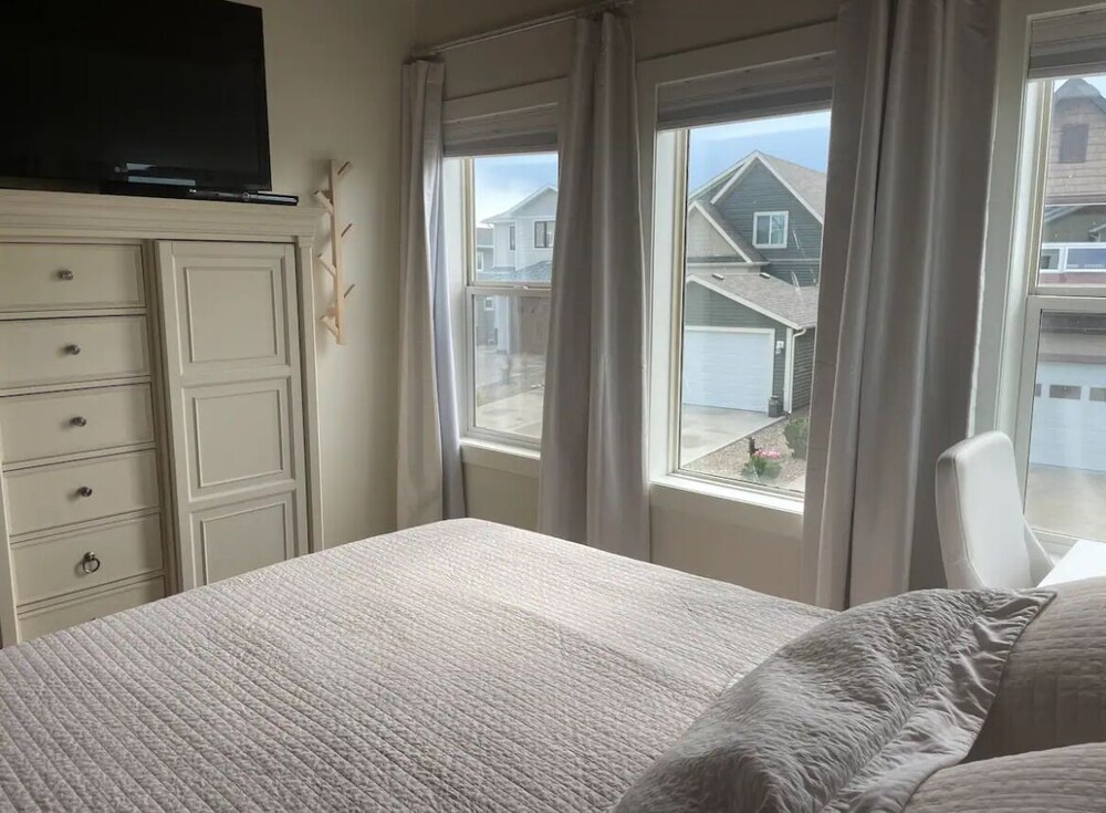 Large 4 season house on Lake Mcgregor. Sleeps 9 with indoor pool & lake