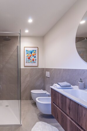 Shower, hair dryer, bidet, towels - Pirandello 4 - Studio Apartment, Sleeps 4 (Milano)