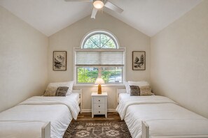 9 bedrooms, desk, travel cot, WiFi - Blue Ridge Mountain Retreat | Sleeps 26 | Pool, Spa, Game Room | Family Reunions (Morganton)