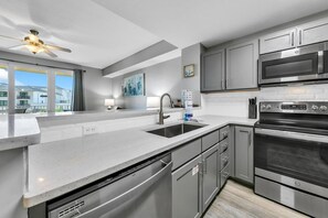 คอนโด, เตียงคิงไซส์ 1 เตียง และโซฟาเบด (Calypso 3-310) | ครัวส่วนตัว | เตาอบ, เตาปิ้งขนมปัง