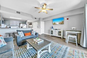 คอนโด, เตียงคิงไซส์ 1 เตียง และโซฟาเบด (Calypso 3-310) | บริเวณนั่งเล่น | ทีวี