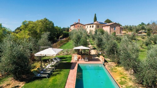 Villa Mami: A Tuscan Retreat of Elegance and Charm 