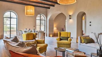 Smart TV, fireplace, computer monitors