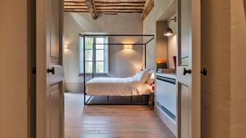 6 bedrooms, desk, iron/ironing board, WiFi