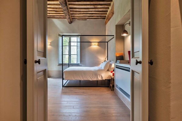 6 Schlafzimmer, Schreibtisch, Bügeleisen/Bügelbrett, WLAN