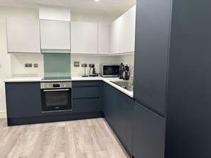 Frigorifero, microonde, forno, piano cottura