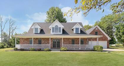 Spacious 4-bedroom house, + bonus rm in Serene Country Setting - sleeps up to 11