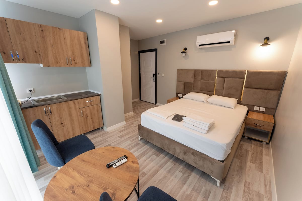 Comfort Studio Suite | Egyptian cotton sheets, premium bedding, desk, laptop workspace
