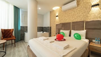 Phòng Premium, 1 giường đôi, quang cảnh thành phố | Bộ trải giường bằng vải cotton Ai Cập, bộ đồ giường cao cấp, bàn