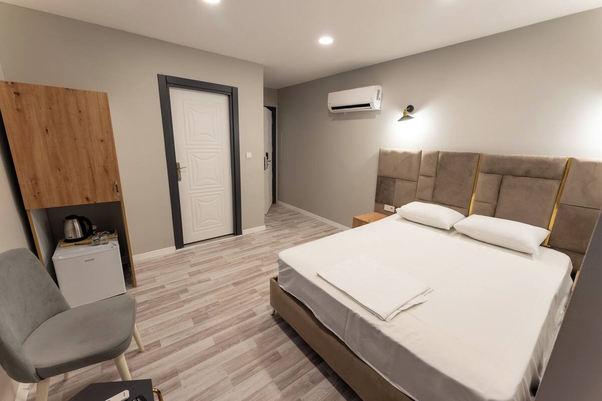 Basic Room | Egyptian cotton sheets, premium bedding, desk, laptop workspace