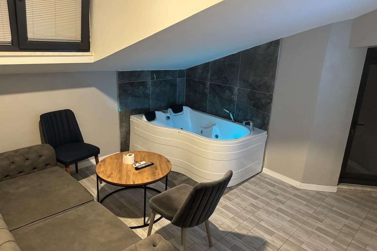 Deluxe studio suite, uitzicht op stad | Lakens van Egyptisch katoen, luxe beddengoed, een bureau