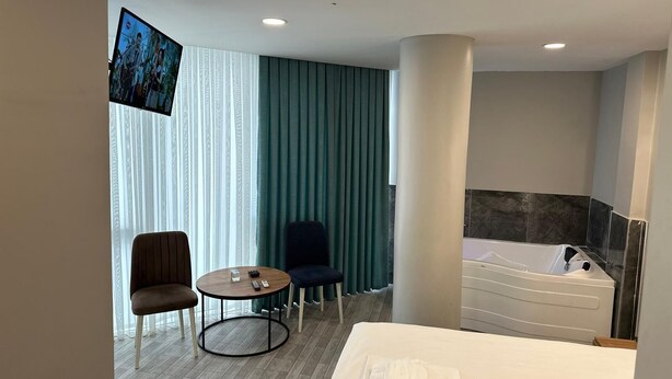 Egyptian cotton sheets, premium bedding, desk, laptop workspace - Casa Nova Hotel (Istanbul)