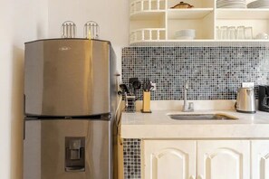 Frigorífico, horno, placa de cocina y cafetera o tetera