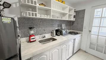 Refrigerador, horno, parrilla de estufa y cafetera y tetera
