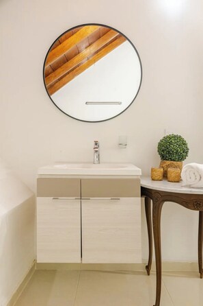 Shower, jetted bath, hair dryer, bidet - Your Home in the Walled City – The Best Spot for Your Next Stay! (Cartagena de Indias)