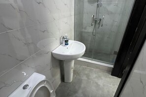 Bruser, hårtørrer, håndklæder, Sæbe