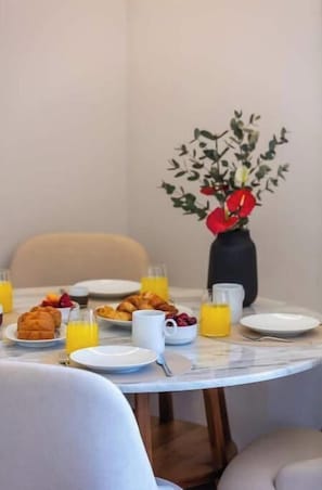 Dining - Sea & Mountain Views, Private Rooftop by Chania Beach (Chania)