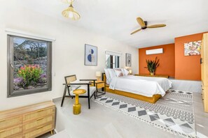 1 slaapkamer, een bureau, een strijkplank/strijkijzer, wifi