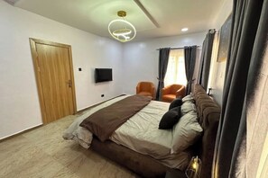 1 habitación, tabla de planchar con plancha y ropa de cama 