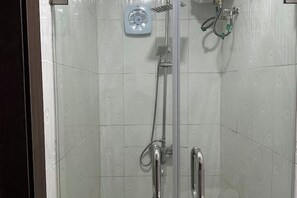 Dusche, Haartrockner, Handtücher, Toilettenpapier