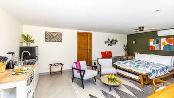 1 habitación, escritorio, tabla de planchar con plancha y wifi