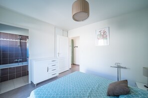 1 chambre, fer et planche à repasser
