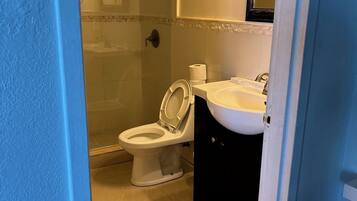 Toallas, jabón, papel de baño