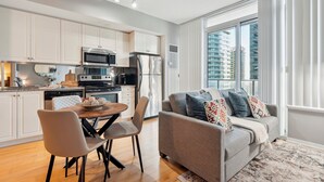 A modern apartment with a kitchen, dining area, and living room. - Beautiful and Stylish 1 BR Condo in DT Toronto (Toronto)