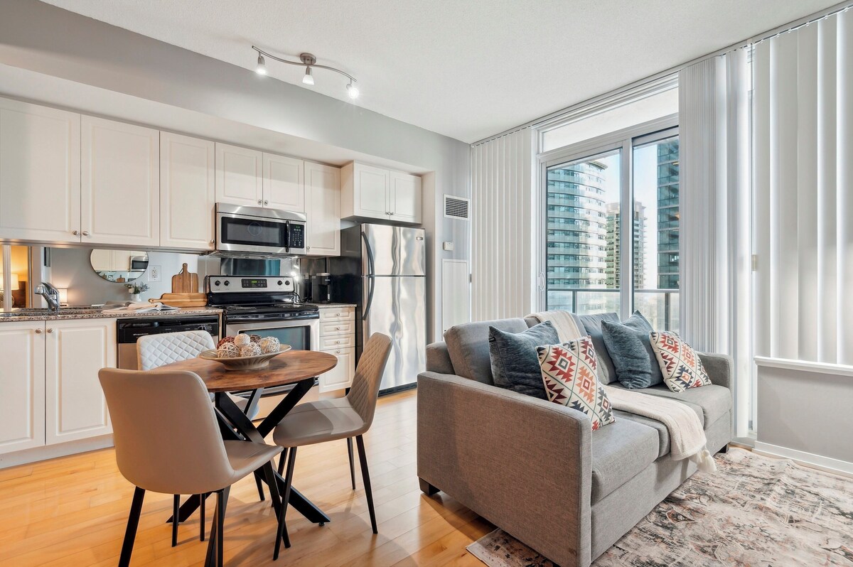 Beautiful and Stylish 1 BR Condo in DT Toronto