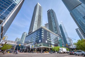 Exterior - Beautiful and Stylish 2 BR Condo in DT Toronto (Toronto)