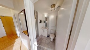 Hair dryer, towels - Beautiful and Stylish 2 BR Condo in DT Toronto (Toronto)
