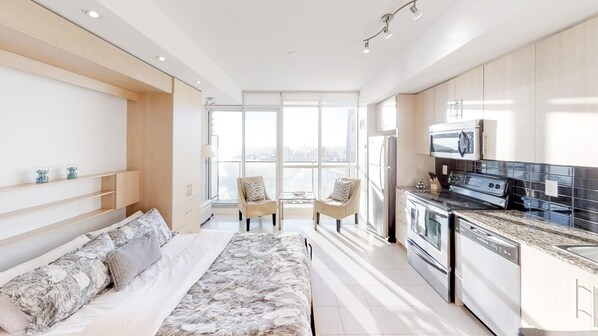 Desk, iron/ironing board, free WiFi, bed sheets - Beautiful and Stylish Studio Condo in DT Toronto (Toronto)