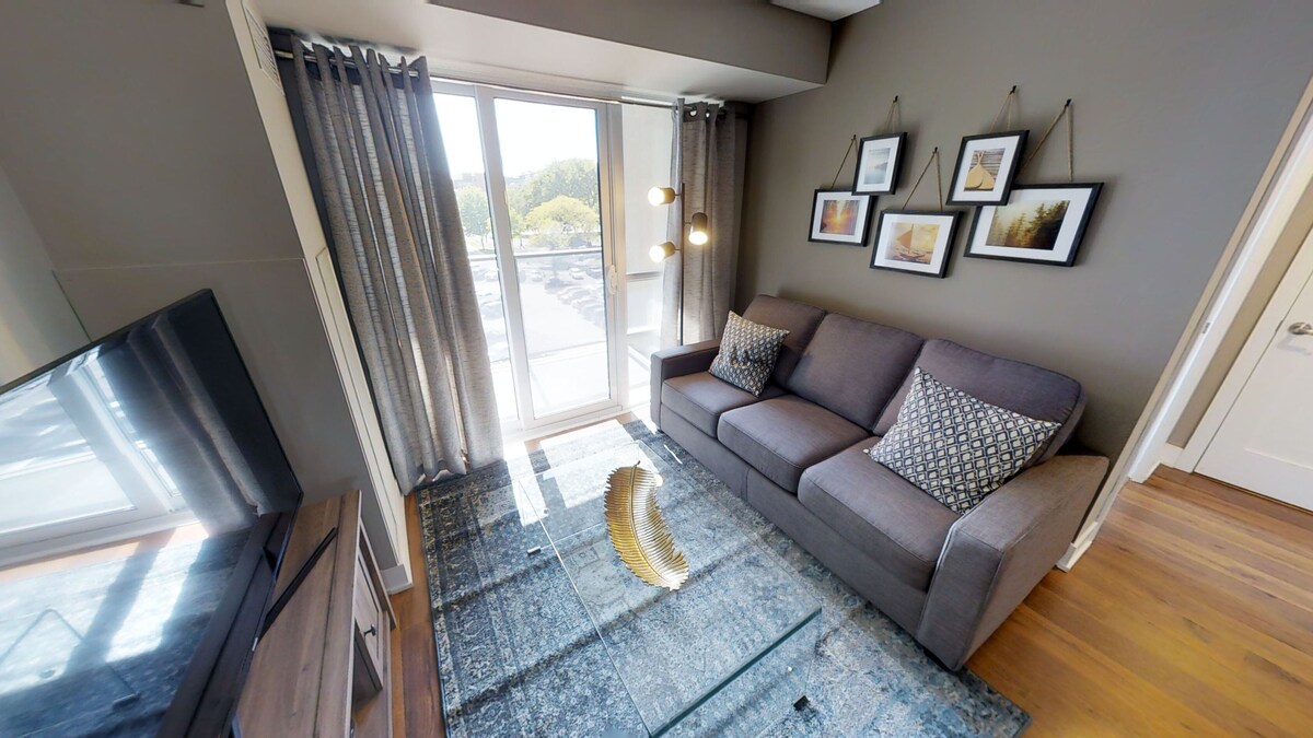 Charming 3-BR Condo in DR Toronto