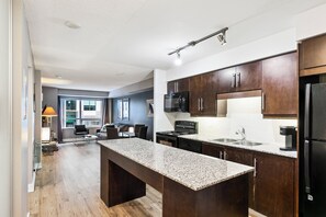 Fridge, microwave, oven, stovetop - Charming 1+1BR Condo in DR Toronto (Toronto)