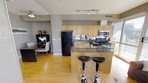 Réfrigérateur, micro-ondes, four, plaque de cuisson