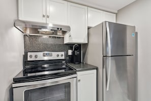 Fridge, microwave, oven, stovetop - Cozy 1+1-BR Condo in DT Toronto (Toronto)