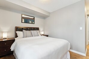 2 Schlafzimmer, Schreibtisch, Bügeleisen/Bügelbrett, kostenloses WLAN